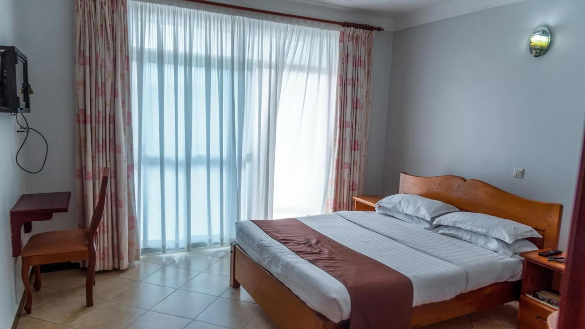 Jevine Hotel Kampala 5*,